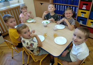 Dzieci na posiłku.